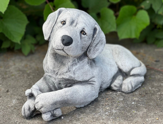 Detailed labrador retriever statue