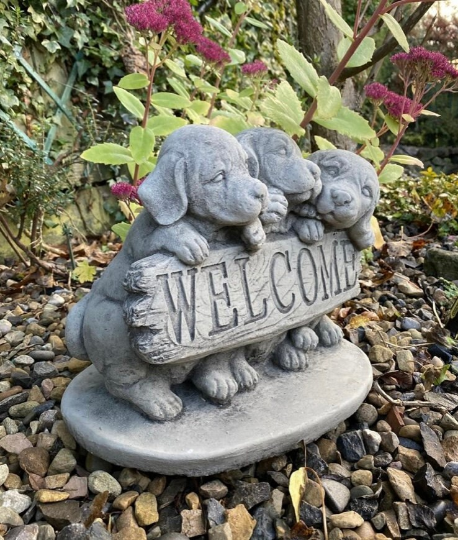 Three dogs welcome sign statue