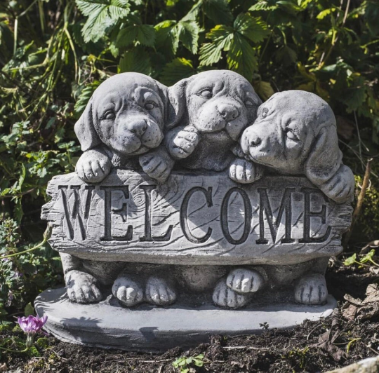 Three dogs welcome sign statue