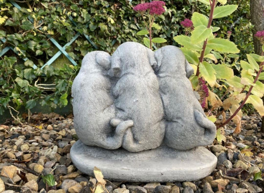 Three dogs welcome sign statue
