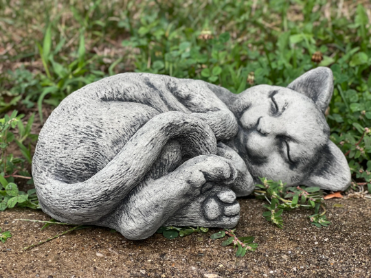Outdoor cat statue Concrete resting cat figure
