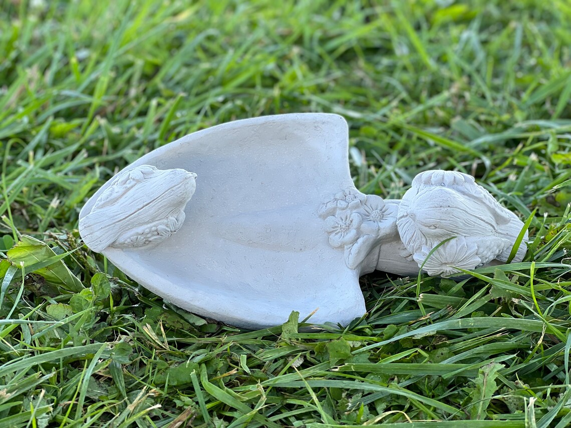 Bird bath bowl statue