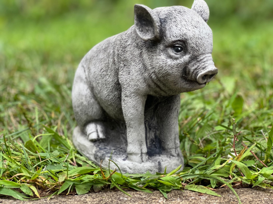 Sitting pig figure