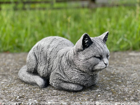 Concrete detailed cat figure