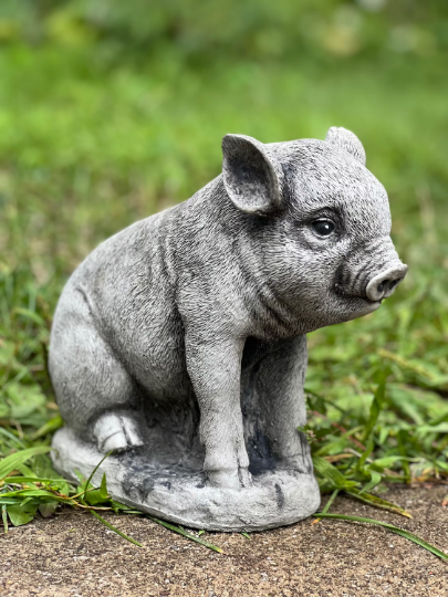 Sitting pig figure