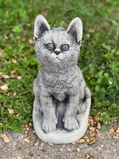 Concrete sitting cat statue