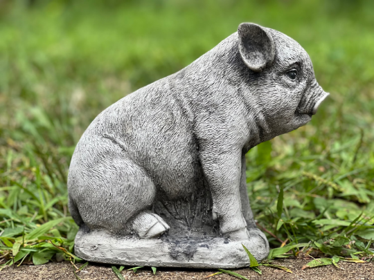 Sitting pig figure