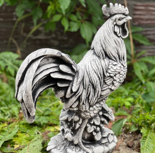 Country rooster statue