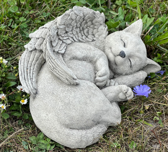 Laying cat with wings figure