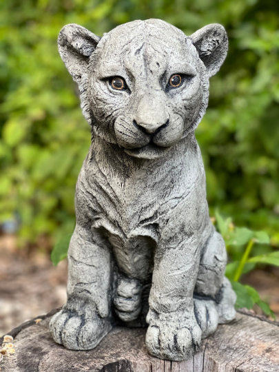 Tiger sitting statue