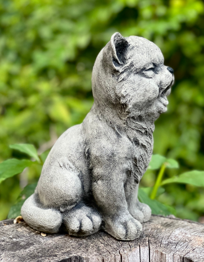 Smilling sitting cat figurine