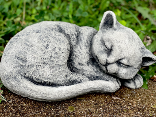 Detailed laying cat figure