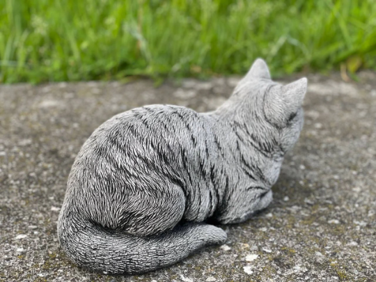 Concrete detailed cat figure