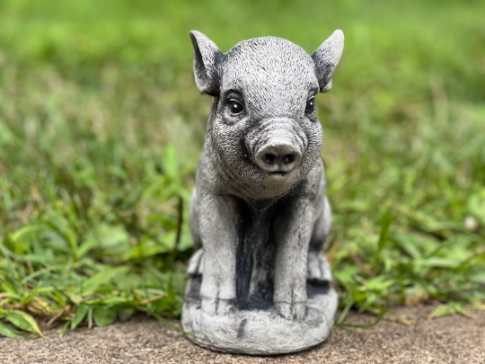 Sitting pig figure