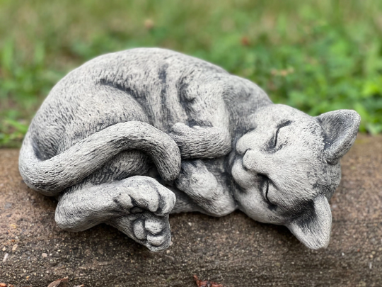 Outdoor cat statue Concrete resting cat figure