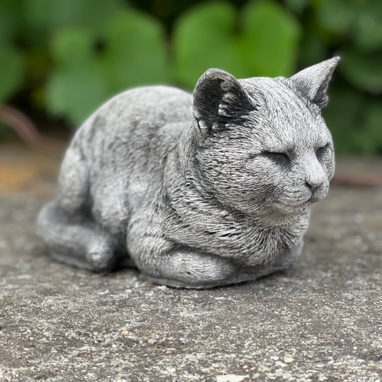 Realistic concrete cat figurine