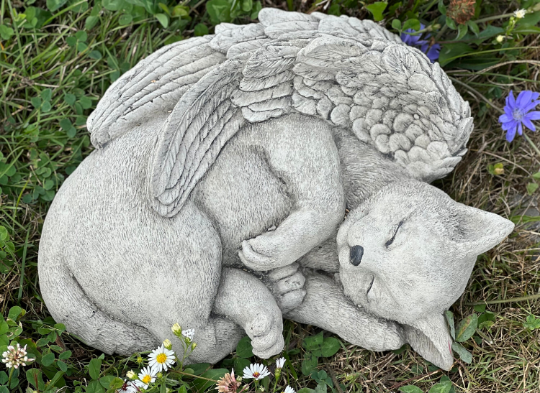 Laying cat with wings figure