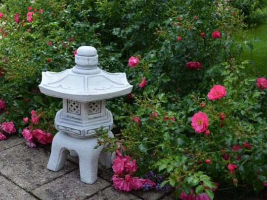Hadmade Asian Pagoda Lantern sculpture