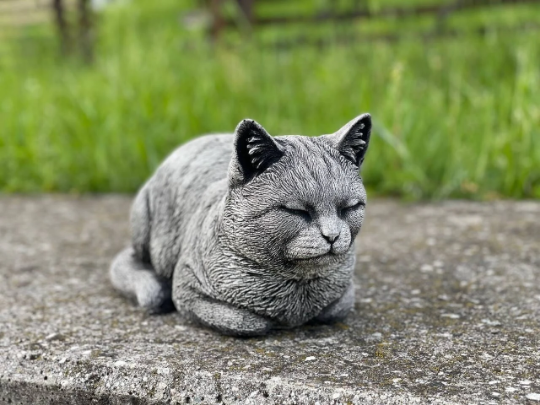 Concrete detailed cat figure