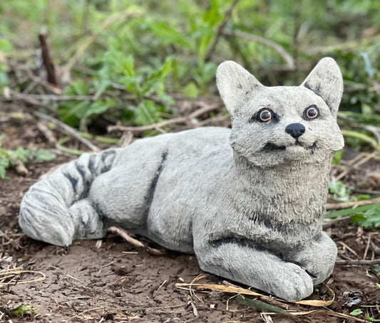 Outdoor cat statue